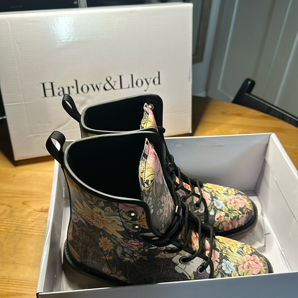Harlow & Lloyd Vintage Flowers Lace Up Boots LIKE NEW NEVER WORN